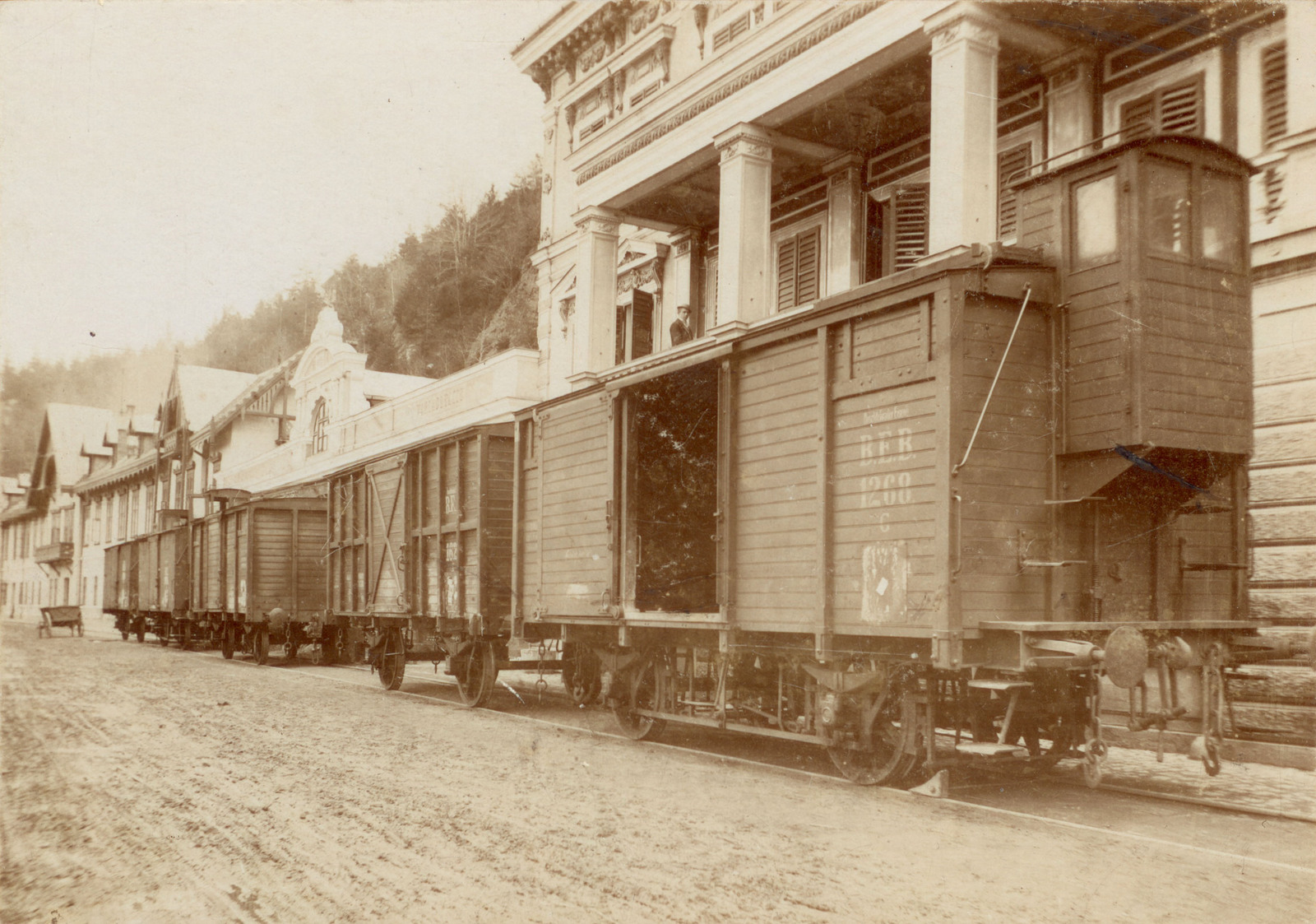 Kyselka -  Vilemína 1897 - železniční vlečka před budovou